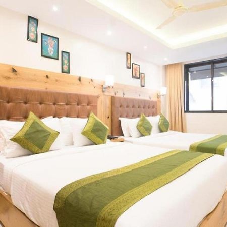 Hotel Sky Wood At Airport 뉴델리 외부 사진
