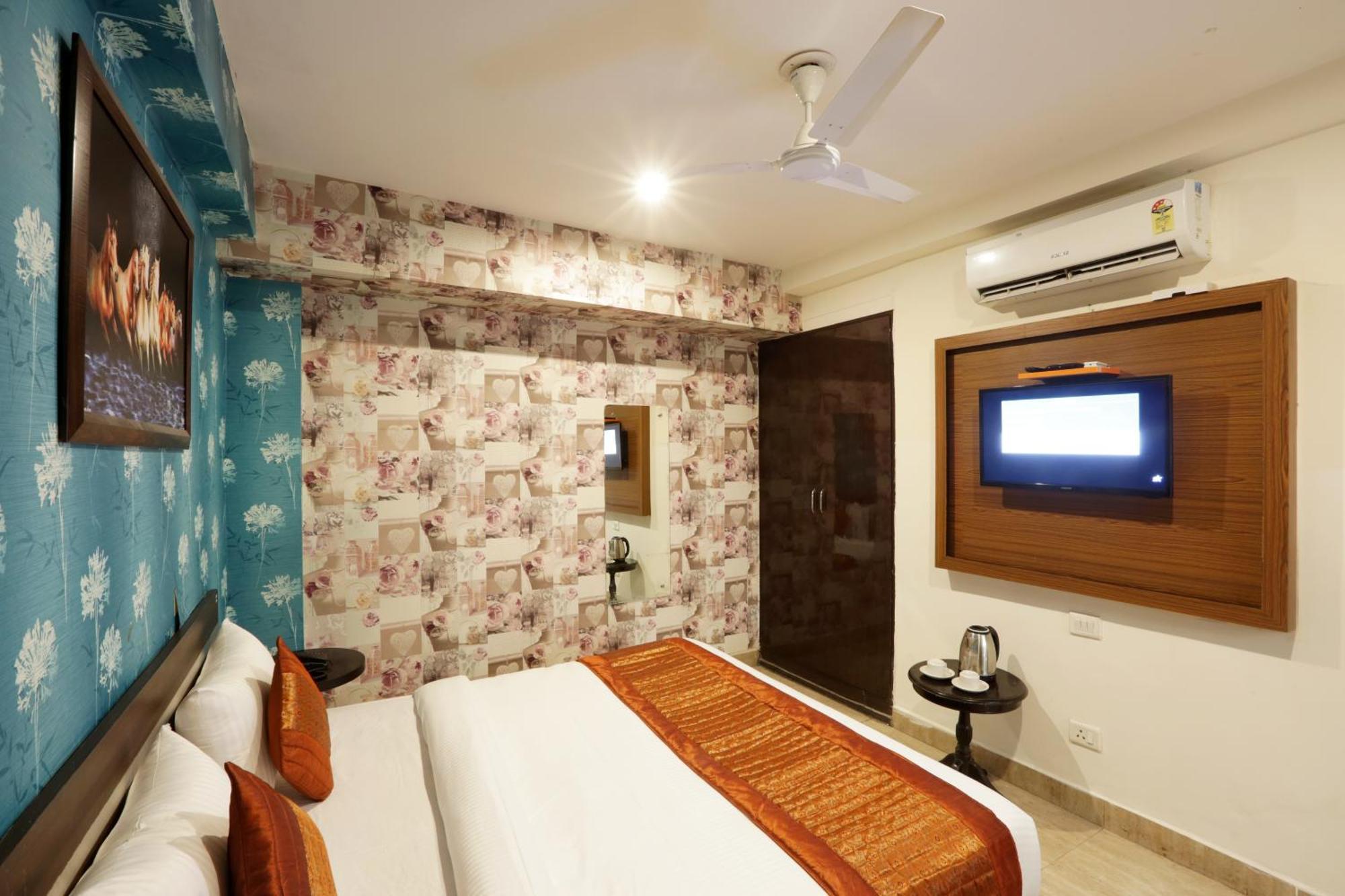 Hotel Sky Wood At Airport 뉴델리 외부 사진