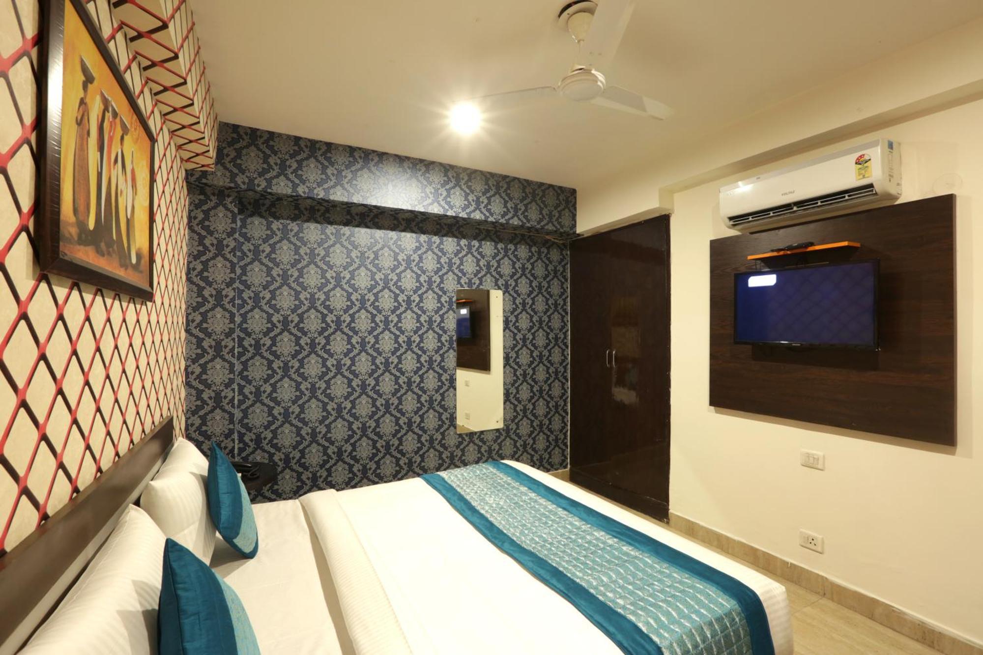 Hotel Sky Wood At Airport 뉴델리 외부 사진