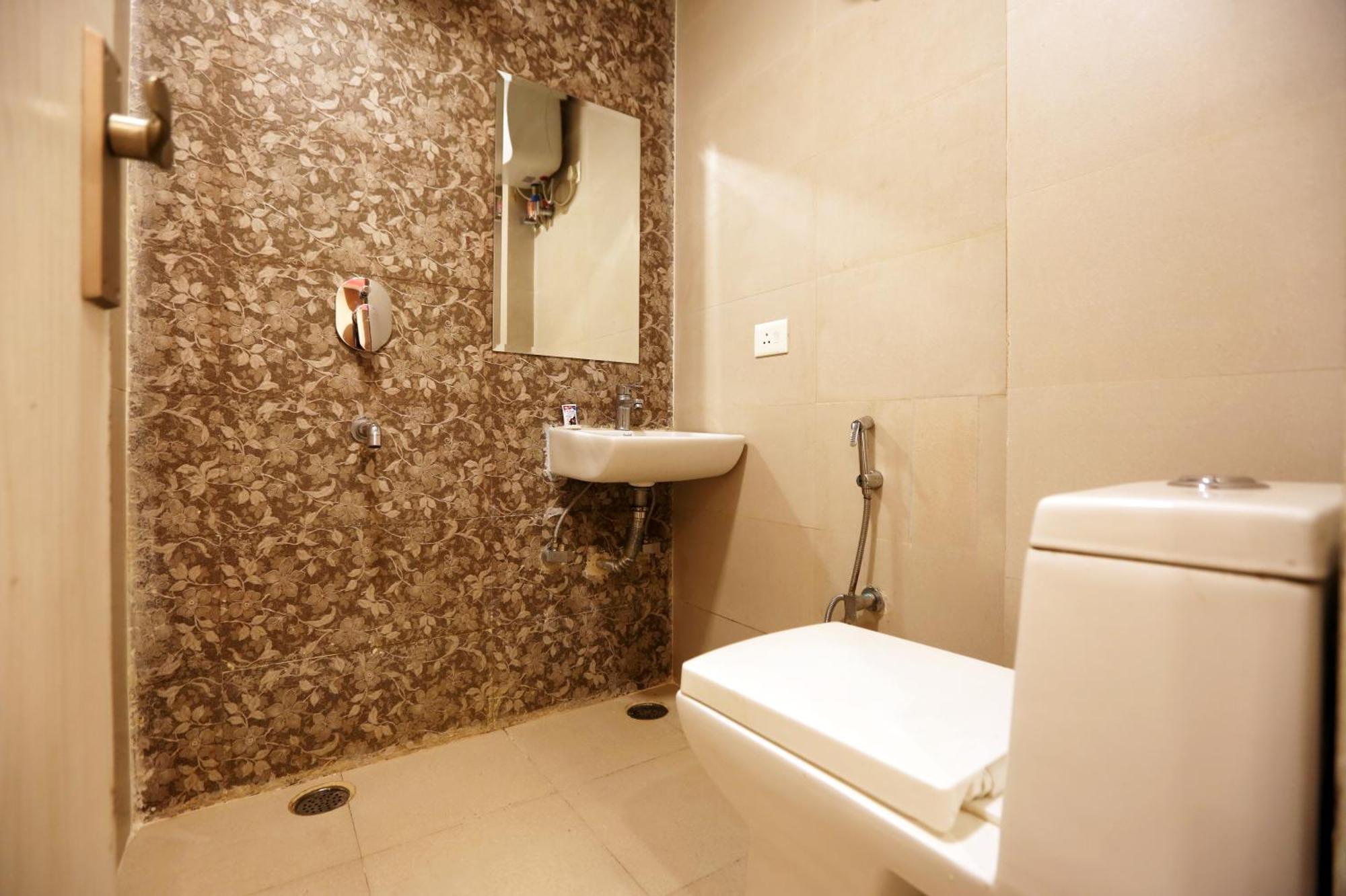 Hotel Sky Wood At Airport 뉴델리 외부 사진