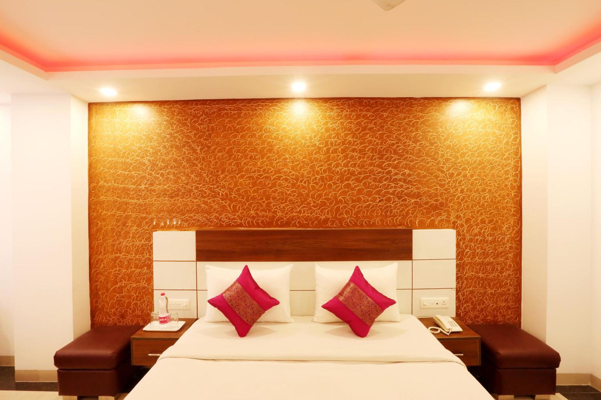 Hotel Sky Wood At Airport 뉴델리 외부 사진