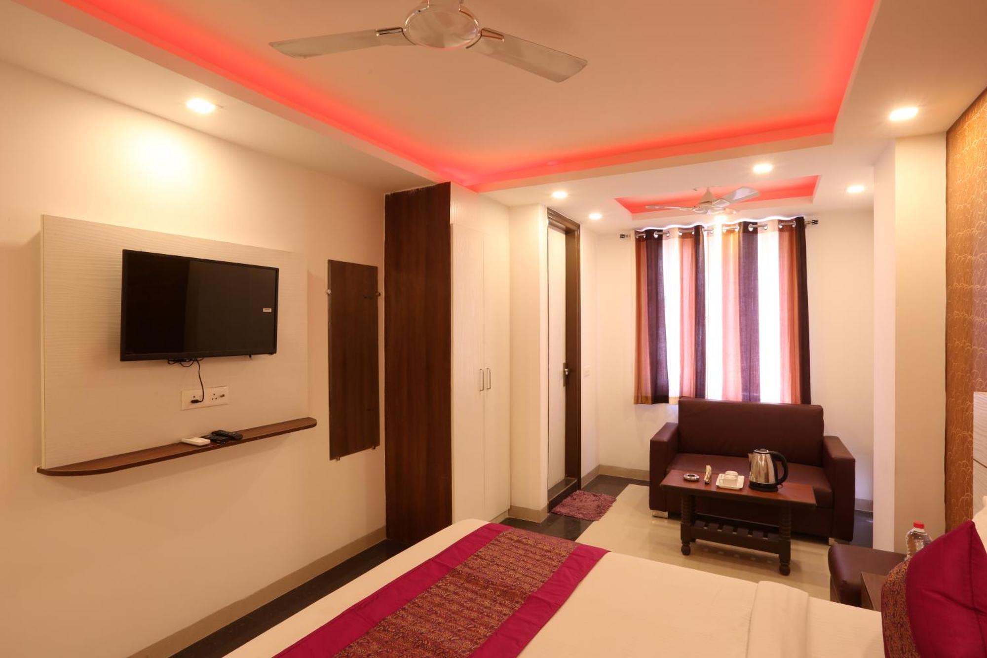 Hotel Sky Wood At Airport 뉴델리 외부 사진